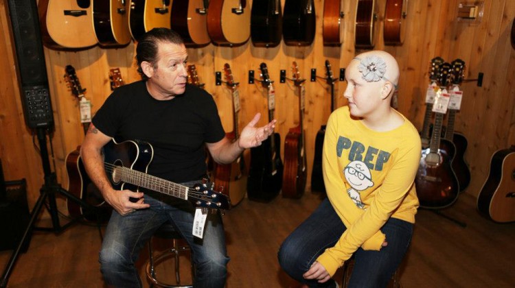 Tommy Castro and Byron Cage give an impromptu lesson to Abbey